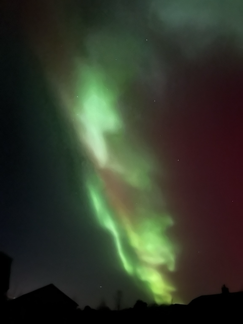 Bright vapoury green aurora with some dim red to the right and mid-bottom
