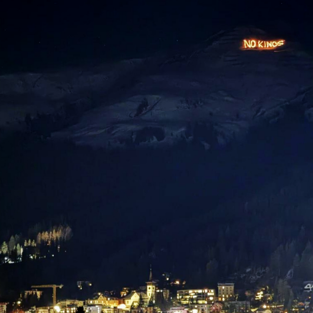 Fackeln auf einem Berg formen die Buchstaben «No Kings»