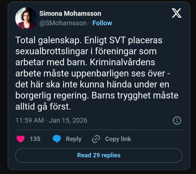 Prutt av Simona Mohamsson publicerad 15 januari 2026 klockan 11:59. Texten lyder: 'Total galenskap. Enligt SVT placeras sexualbrottslingar i föreningar som arbetar med barn. Kriminalvårdens arbete måste uppenbarligen ses över – det här ska inte kunna hända under en borgerlig regering. Barns trygghet måste alltid gå först.' Prutten har 135 gillamarkeringar och 29 svar."