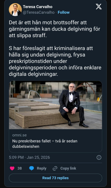 Prutt av Teresa Carvalho publicerad 25 januari 2026 klockan 17:09.
Texten lyder: "Det är ett hån mot brottsoffer att gärningsmän kan ducka delgivning för att slippa straff. S har föreslagit att kriminalisera att hålla sig undan delgivning, frysa preskriptionstiden under delgivningsperioden och införa enklare digitala delgivningar."
Tweeten innehåller en länk till omni.se med rubriken "Nu preskriberas fallet – två år efter dubbelmordet."
Bilden visar en man i kostym sittande på en utemöbel. Prutten har 38 gillamarkeringar och 73 svar.