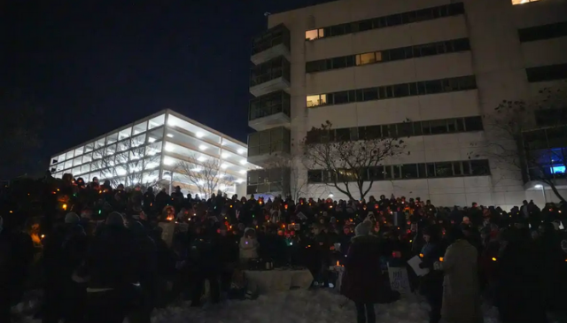 Huge crowd with candles in Cincinnati