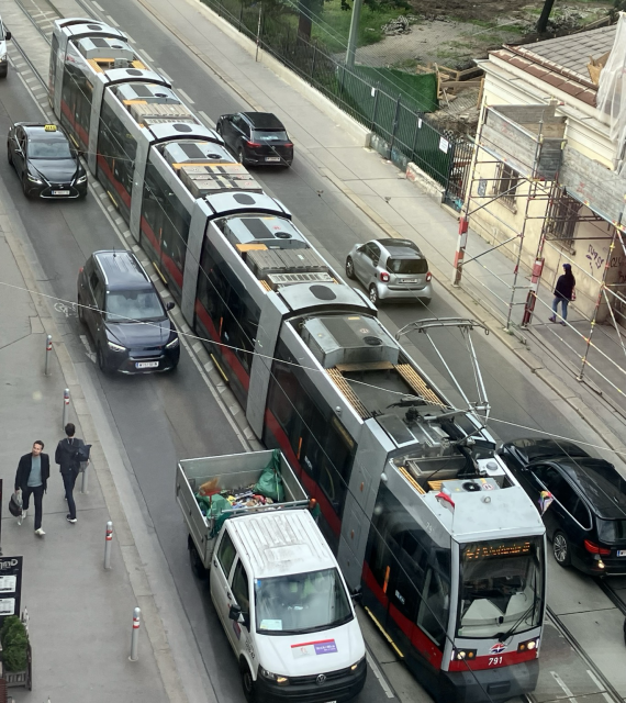 Straßenbahn und Straße mit Pkw aus Vogelperspektive. Foto: VCÖ