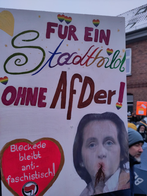 Ein Demoschild mit der Aufschrift "Stadtbild ohne A-F-Der, darunter ein Bild von Beatrix von Storch. Die Stelle, an der der Mund sein sollte, wurde mit dem Bild eines Anus überklebt.
Auf einem Herz in der Ecke steht "Bleckede bleibt antifaschistisch".