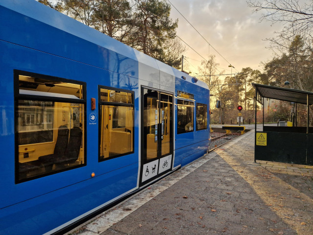Nockebybanan i Nockeby, i svagt motljus av en låg sol.