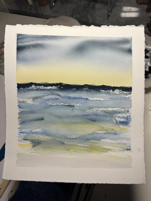 En akvarellskiss på ett papper porträttformat med en himmel och ett vatten med vågor