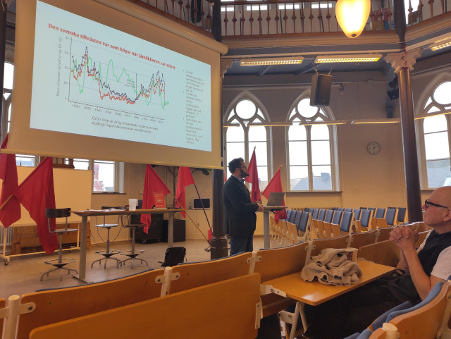 Tony Johansson i aulan på Katedralskolan i Lund.