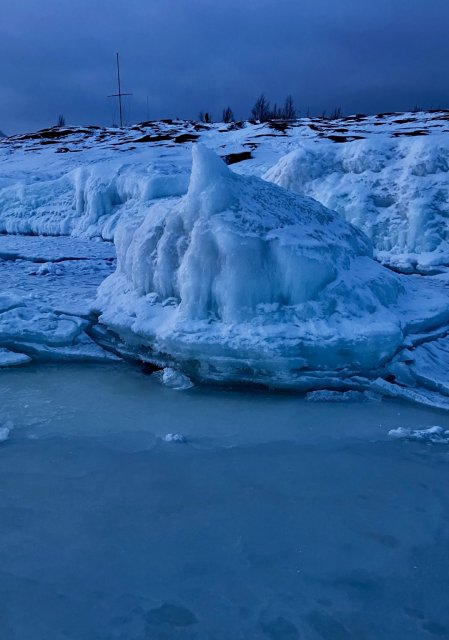Pursotetun marengin muotoinen jäämuodostelma Uunisaaren kallioiden edustalla.
