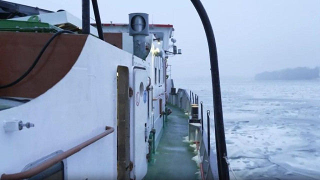 "Normales Schiff kann das nicht": 800-PS-Eisbrecher frisst Wasserwege um Berlin frei