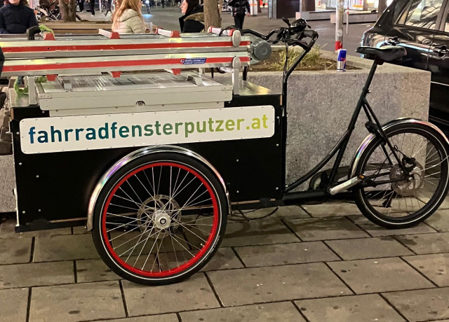 Das Foto zeigt ein Lastenrad mit Aufschrift fahrradfensterputzer.at . Foto: VCÖ