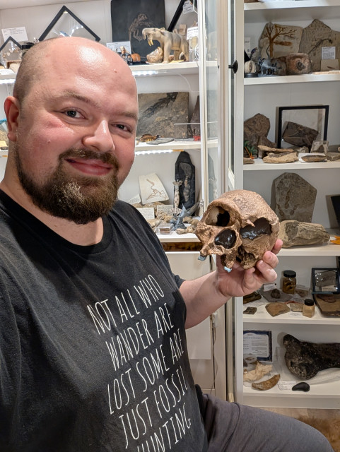 Ich mit einem Abguss des Schädels des Steinheimer Urmenschen vor meiner Fossilien-Sammlung. Eines meiner Lieblings-Shirts mit dem Aufdruck: "Not all who wander are lost, some are just Fossil Hunting"