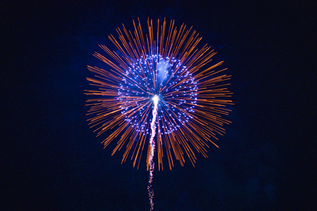 Photograph of fireworks from the Ebisukō Festival in Nagano. 