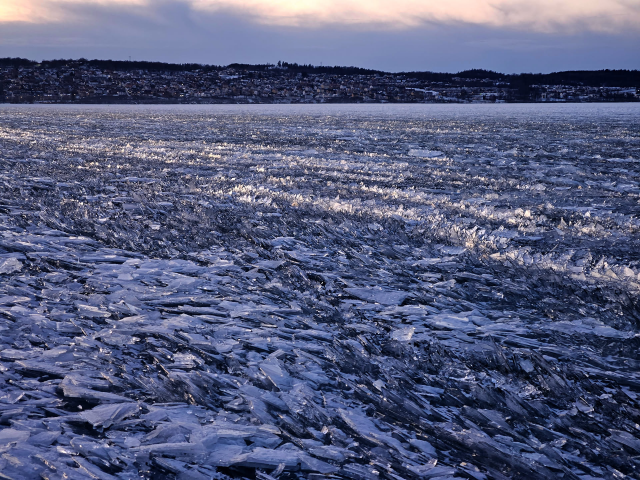 Ett fruset islandskap med lager på lager av is som tryckts mot varandra och brutits ned till små skärvor likt krossat glas.