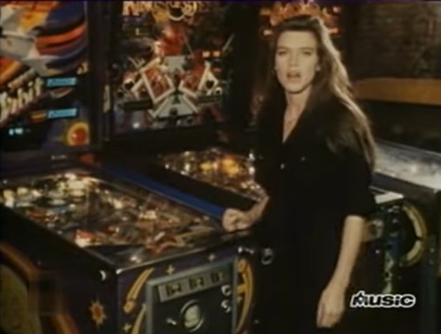 Corynne Charby: Boule de Flipper. The video clip shows a number of pinball machines.