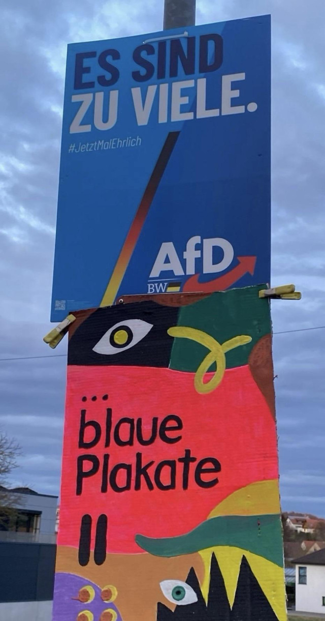 Blaues Plakat und Gegenplakat:  es sind zu viele ... blaue Plakate