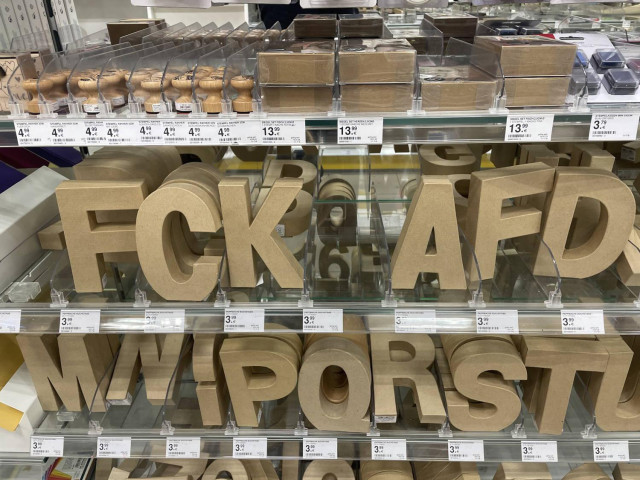 ein Regal mit Buchstaben aus Pappe - jemand hat aus den Buchstaben FCK AFD gestellt - und offensichtlich ist das auch so geblieben