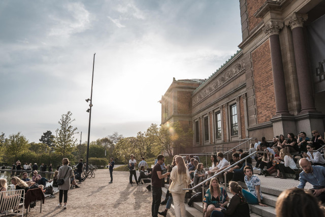 Gæster på trappen foran Statens Museum for Kunst på en sommeraften