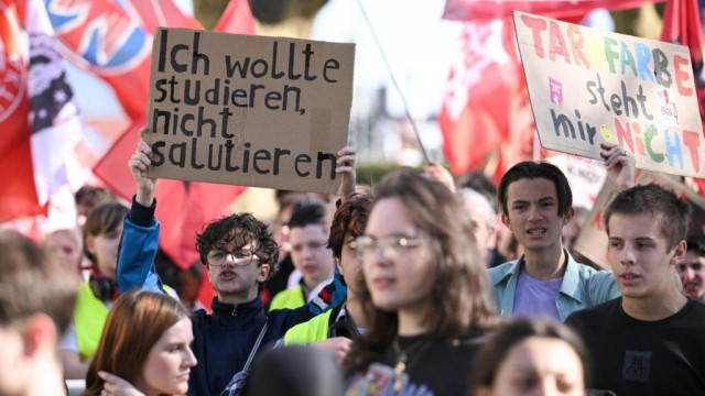 250 Demonstranten marschieren in Essen gegen die neue Wehrpflicht