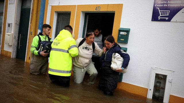 Volunteers help people get out of their houses in a flooded area after storm Leonardo passed by Alcácer do Sal, Portugal, February 5, 2026. REUTERS/Pedro Nunes
