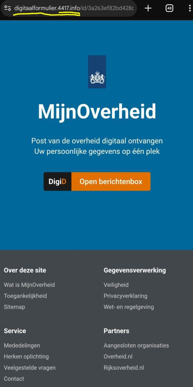Screenshot van Chrome webbrowser (onder Android). In de adresbalk is de domeinnaam (websitenaam of webadres) te zien (niet zelf openen!):

digitaalformulier.4417.info

Links daarvan de twee "koffielepeltjes" (tegengestelde richting) waarmee Chrome aangeeft dat uw browser een veilige versleutelde verbinding heeft met een website met de hierboven genoemde domeinnaam. Aan die versleuteling heeft u niets, want het is een nepsite.

Bovenin zie ik een blauwgrijs vlak met in grote witte letters "MijnOverheid". Daaronder, in kleinere letters:

Post van de overheid digitaal ontvangen
Uw persoonlijke gegevens op één plek

Weer daaronder een grote knop met links het DigiD-logo en rwchts de tekst: "Open berichtenbox".

Onderin, op bijna zwarte achtergrond met witte tekst, allerlei hulp-links (die op deze nepsite niet werken als je erop drukt) zoals:

OVER DEZE SITE
Wat is MijnOverheid
Toegankelijkheid
Sitemap

GEGEVENSVERWERKING
Veiligheid
Privacyverklaring
Wet- en regelgeving
