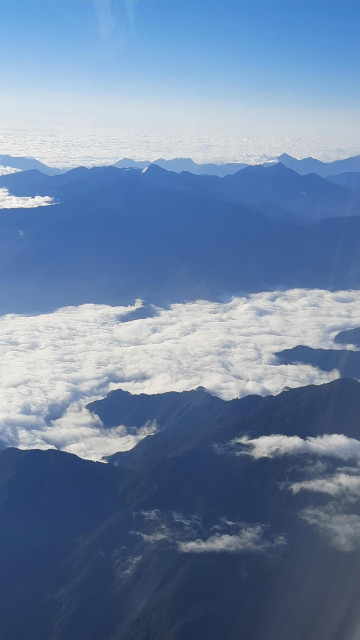 每次飛離島線都很努力的想認出沿途上的山