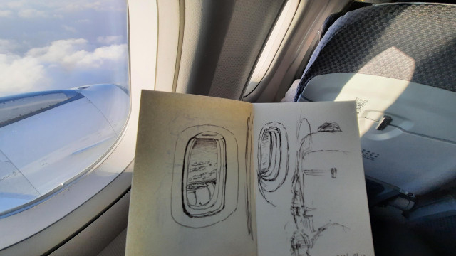 回程再練一張，A7尺寸的小本本直接放在外套口袋隨拿隨畫，真是太方便了