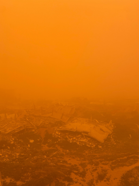A strong sandstorm is hitting the area. Many tents have been blown away, and palm trees have fallen onto the tents of displaced people, causing injuries to some of them.