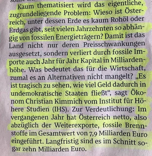 Zeitungsausschnitt aus Standard mit Zitat von IHS Ökonom Christian Kimmich "Kaum thematisiert wird das eigentliche, zugrundeliegende Problem: Wieso ist Österreich seit vielen Jahrzehnten so abhängig von fossilen Energieträgern." Ganzer Artikel siehe https://www.derstandard.at/story/3000000312077/am-oeltropf-je-weniger-fossile-energie-desto-besser-fuer-oesterreichs-wirtschaft