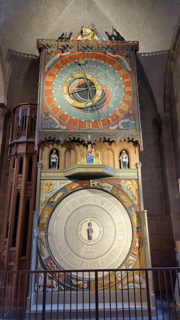 The clock consists of 3 parts. Sun, moon, hour on top, Mary and child in the middle, day dial on botton