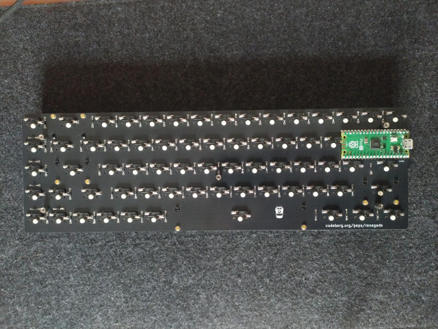 Esta es la parte de detrás. se ve la pcb con todos los componentes soldados y una Raspberry Pi Pico 2.