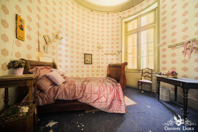 Photo of cosy old bedroom