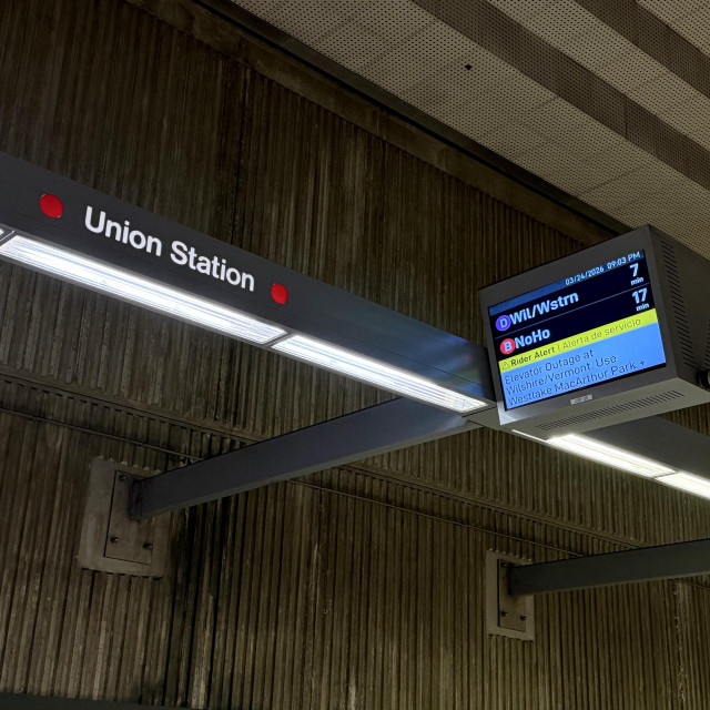 A photo of the display that says B and D lines. 7 min and 17 min. From Union station 