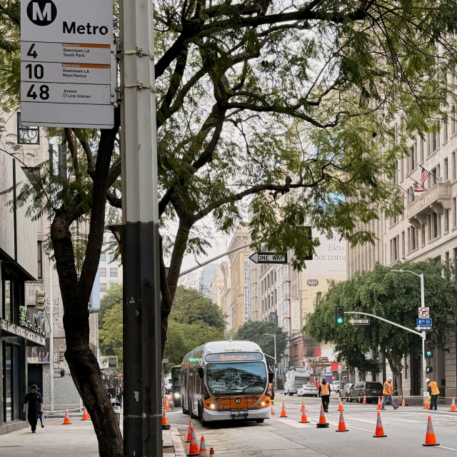 A photo of bus 4 arriving at a bus stop in downtown LA 