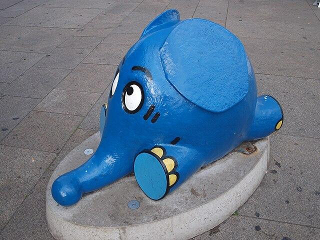 Der kleine blaue Elefant aus der Sendung mit der Maus als Betonfigur. Bild von Christliches Medienmagazin Pro (Wikimedia Commons)