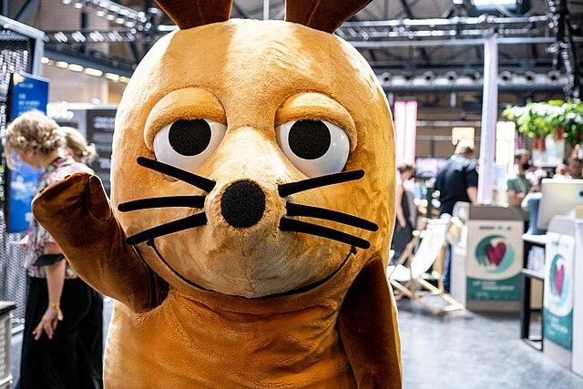 Foto eines Maus-Maskottchen, zu Besuch auf der Re:Publica. Bild von Anne Barth (Wikimedia Commons)