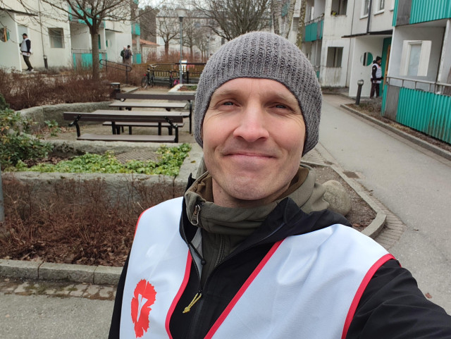 Jag i en V-väst i ett bostadsområde