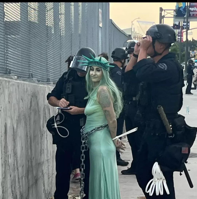 Frau im Gewand/Outlook der freiheitsstatue wird von Polizei festgenommen