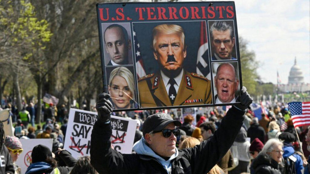 In Washington sprechen die Demonstrierenden eine deutliche Sprache. Der US-Präsident wird als Adolf Hitler dargestellt.