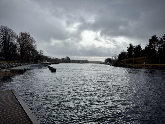Blöt utsikt över gråa moln vid Byälven i Säffle. 