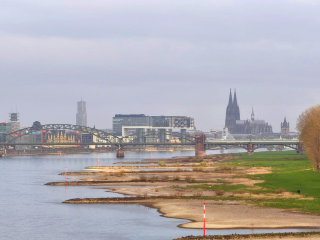 Blick von der Rodenkirchener Brücke auf Rhein und Köln mit Südbrücke, Kranhäusern und Dom