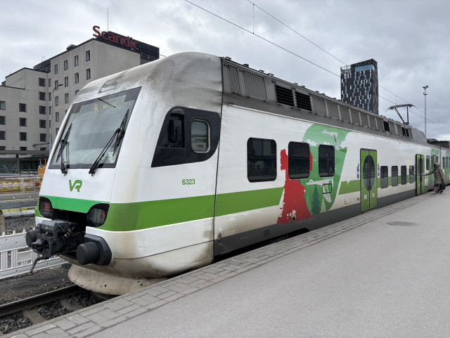 Hiukan rähjääntyt Sm4-juna Tampereen asemalla. Vihreä-valkoisen teippauksen alta pilkistää vanhaa punaista väriä.