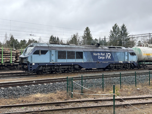 North Rail -yhtiön Dr20-dieselveturi, jonka savupiipuista nouseva haiku ei varsinaisesti täyttäne uusimpia hiukkaspäästönormeja.