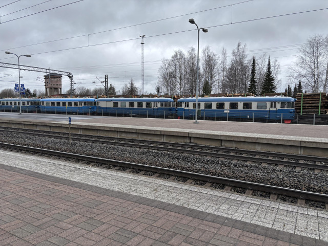 Lättähattujuna saapuu asemalle.