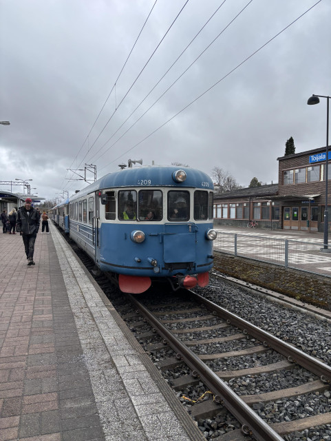 Sininen lättähattu laiturin vieressä.