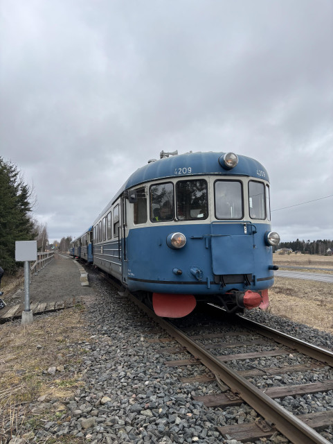 Lättäjuna seisoo Ilolan seisakkeella Toijalan ja Valkeakosken välillä.
