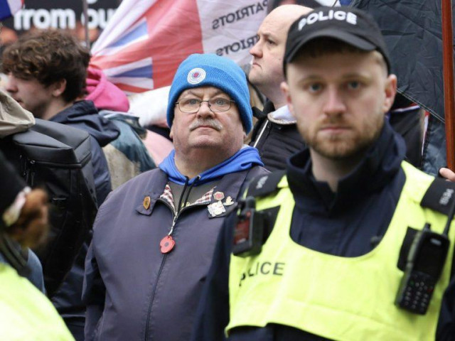 Nazi activist, former Democractic Unionist Party councillor, paedo and registered sex offender William Walker (center, not the cop). 