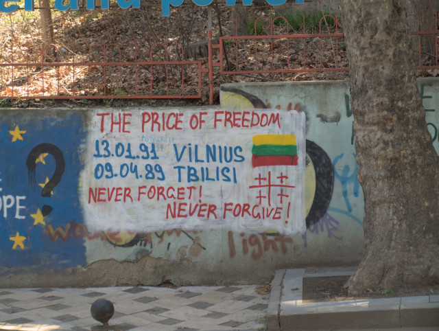 Political painting on a wall with message to not forget:
13.01.91 Vilnius
09.04.89 Tblisi
