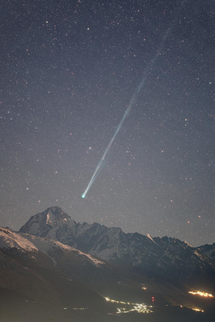 The picture shows the comet C/2025 R3 PanSTARRS above the Alps.

In the foreground, the tall mountain of the left is the Bietschhorn (3 934 m), which is part of the Jungfrau-Aletsch-Bietschhorn UNESCO World Heritage Site.
The tail of the comet spans more than 10°. Its nucleus is greenish and the tails shows structures.