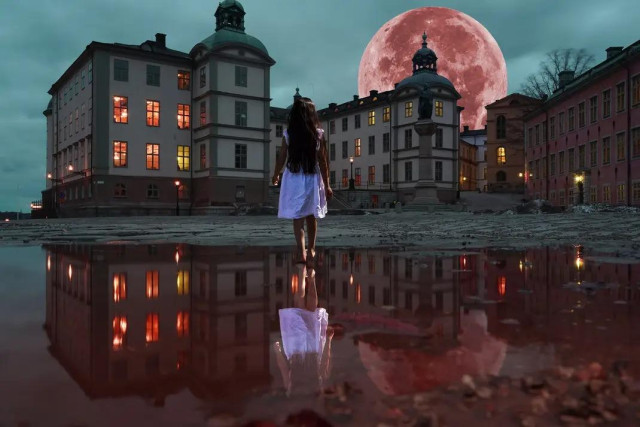 Photoshopad bild.. flicka i vitt linne går på torg på Riddarholmen/Stockholm under kvällstid. Hennes reflektion avspeglar sig i vattenpölen. En röd måne lyser upp himlen. 

Bilden består 3 huvudsakliga bilder och en hel del små-lager ned färger, skuggning och reflektioner. 
Stadsbilden är från en blöt vinterdag på eftermiddagen. Uppdelad i två lager där bilden på månen ligger mellan laget med byggnader och himlen. Bilden på flickan är från en kompis bröllop och det en av hennes döttrar. Familjen brukar alltid ställa upp på olika ideer och jag har deras godkännande såklart 🙂