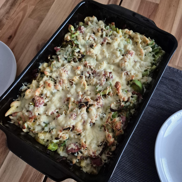 A big baking dish full of Spätzle and leek with a cheese crust. 