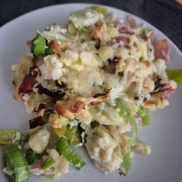 A close up of the bake on the plate, one sees the "Bauernschinken" and the cheese goodness. 